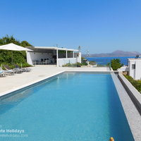11 Hermes House infinity pool with adjacent barbeque, dining, and lounge terrace.