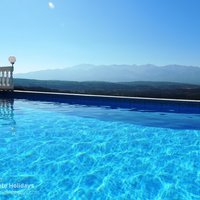 05 Lemonia infinity pool edge with mountain view