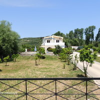 11 Villa Adelphi front garden and driveway with electric gate.