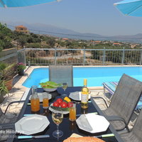 08 Anesa poolside dining area.