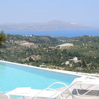 02 Armonia infinity pool and sun loungers