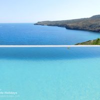 05 Hermes House infinity pool with sea view.