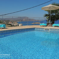 05 Jeni tiled pool and sea view.