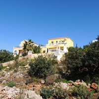 06 Villa Lemonia hillside location with infinity pool