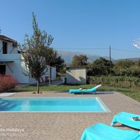 06 Plane Tree House pool terrace with view to the White Mountains.