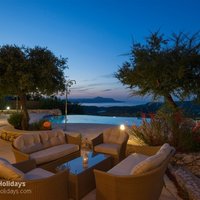 06 Prinolithos pool and lounging terace at night