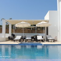 10 Zeus Bay pool and shaded dining area